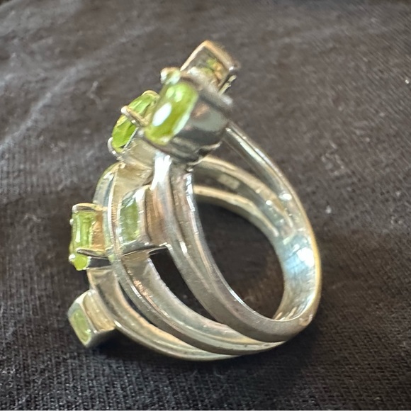 💚💚SEND AN OFFER!!💚💚 Sterling silver ring with green stones. - Picture 5 of 7